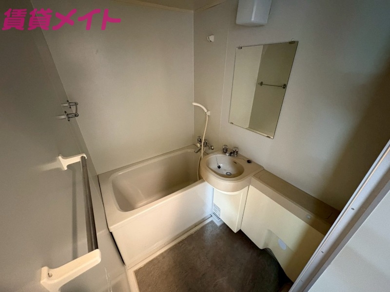 バス・シャワールーム　改装中の写真です