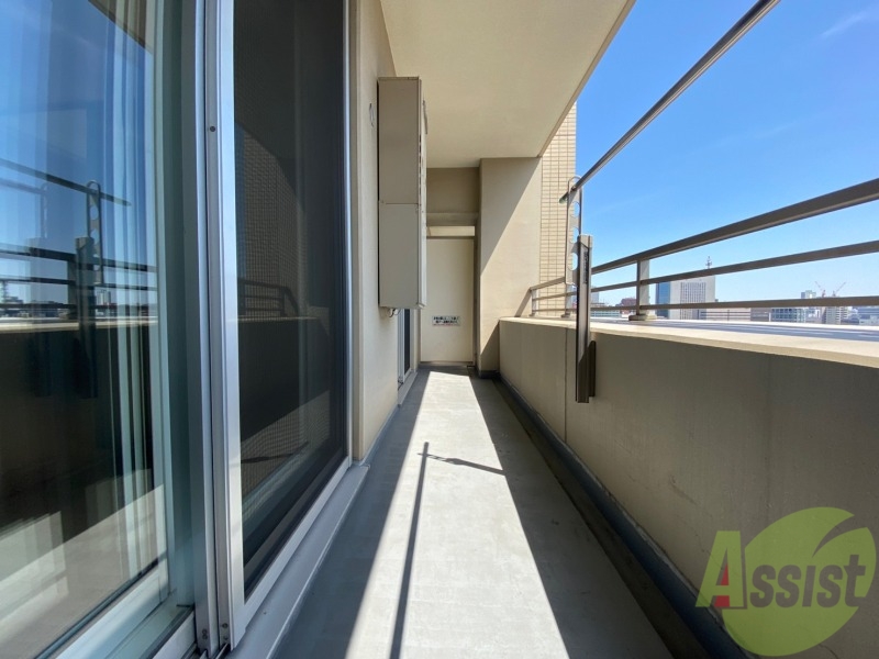 バルコニー　バルコニーは幅があり、広い印象を受けました。