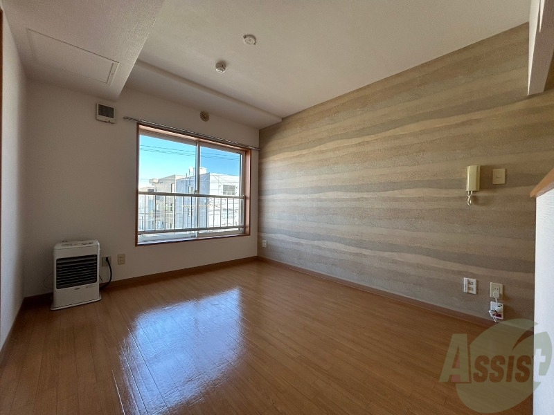 居室・リビング　リビングです。木目のフローリングが落ち着きますね。