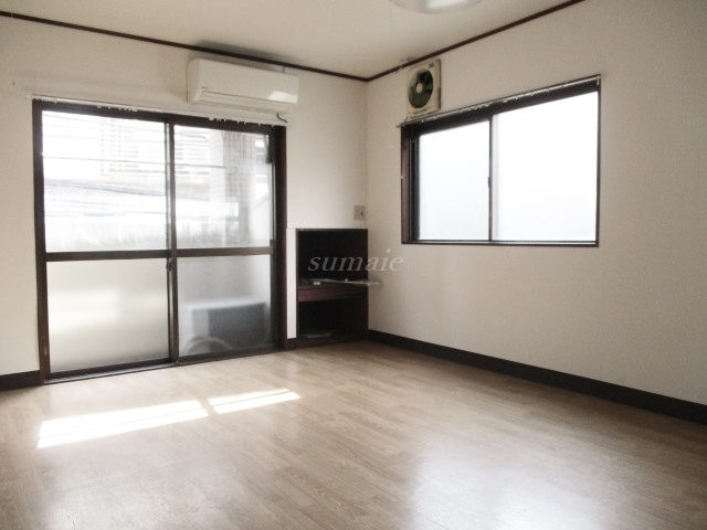 居室・リビング　人気の2面採光の角部屋です☆