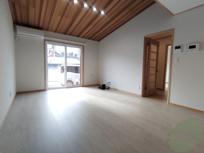 居室・リビング　広くきれいなリビングは明るい光も良く差します。