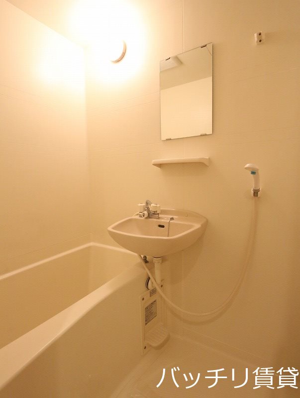 バス・シャワールーム　同型タイプの為現状を優先致します。