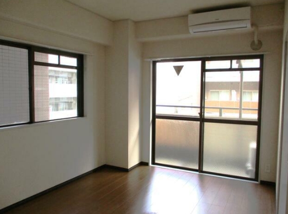 居室・リビング　最上階・角部屋・二面採光☆