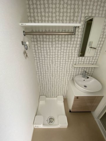 洗面設備　開放的な寝室です