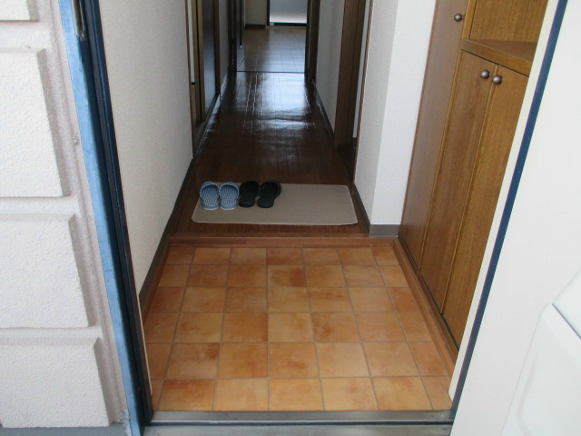 玄関　写真は別号室です