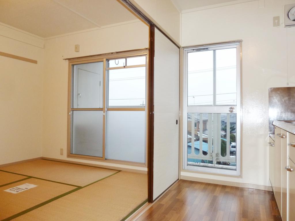 居室・リビング　ベランダに面したキッチン、和室　※別住戸の写真です