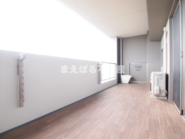 バルコニー　幅のあるバルコニー