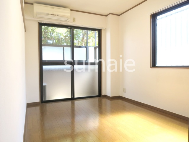 居室・リビング　２面採光の洋室です。