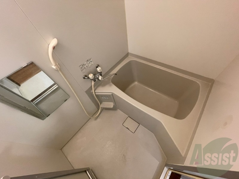 バス・シャワールーム　バスルームは狭すぎず、シャワーも浴びやすそうです。