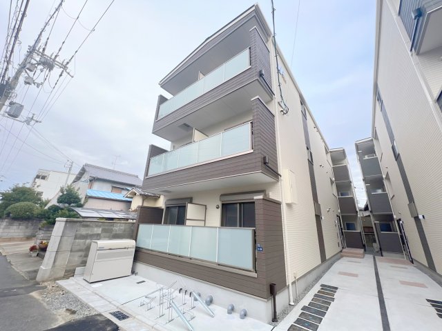 建物外観　オシャレな外観。この周辺では飛びぬけて目立っています。