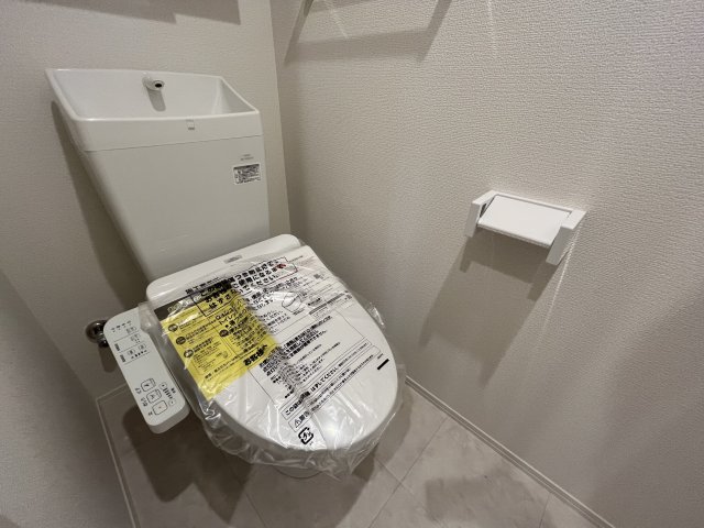 トイレ　温水洗浄暖房便座ついてます♪