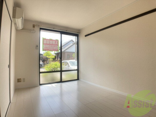 居室・リビング　こちらがリビングです。陽が入ってくるのがわかります。