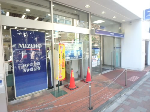 銀行　みずほ銀行 烏山支店（銀行）まで907m