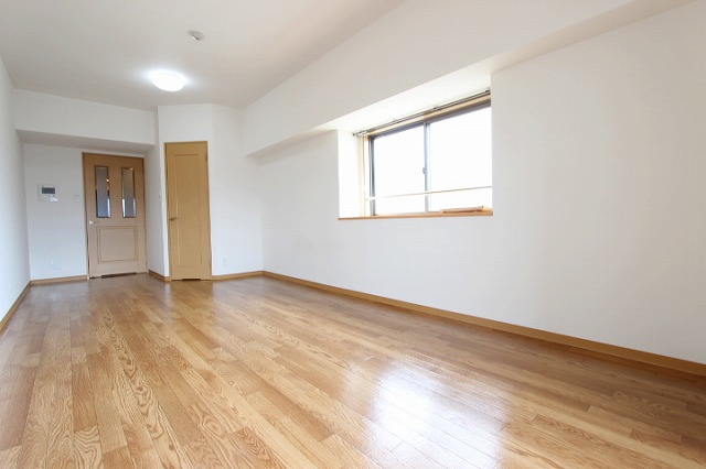 居室・リビング　同物件、別号室のものです。