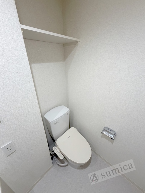 トイレ　人気アイテムの温水洗浄便座。清潔感のあるトイレです。