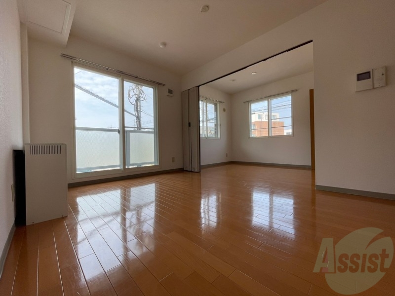 居室・リビング　リビングです。木目のフローリングが落ち着きますね。