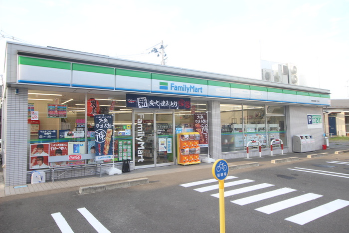 コンビニ　ファミリーマート（コンビニ）まで1300m