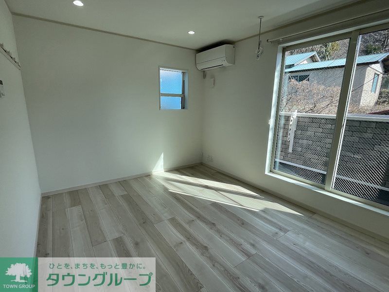 居室・リビング　白が基調の明るい室内！広々！（1階はテラスとなります。）