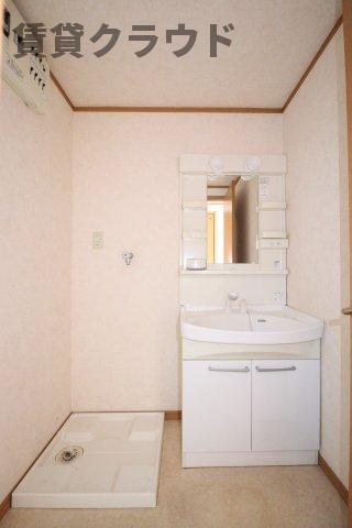 洗面設備　ゆったりとスペースのある洗面所