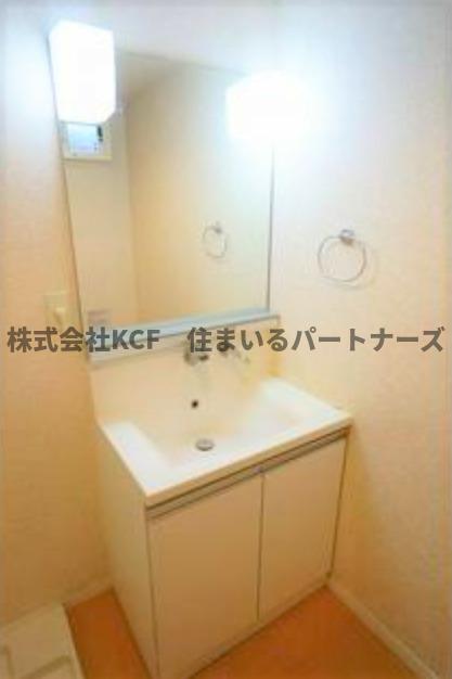 洗面設備　独立洗面台あり、毎朝おしゃれに忙しい女性の方におすすめです