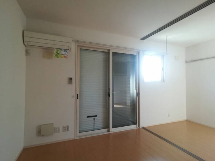 その他設備　シャッター　エアコン　室内物干し