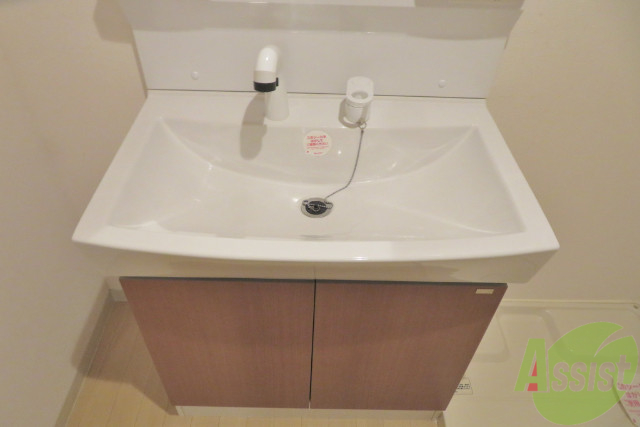 洗面設備　洗面所は独立洗面台です。毎日の身支度が楽しくなりそうですね。