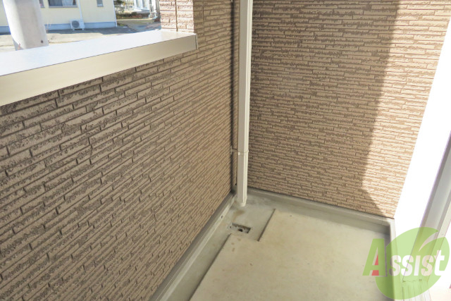 バルコニー　バルコニーは幅も長さも充分ありました。洗濯物が捗りそうですね