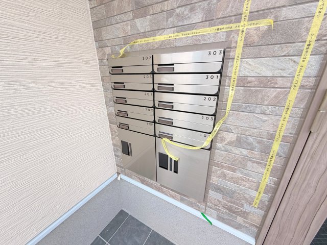 ロビー　ロビーにある各部屋毎のメールボックス。