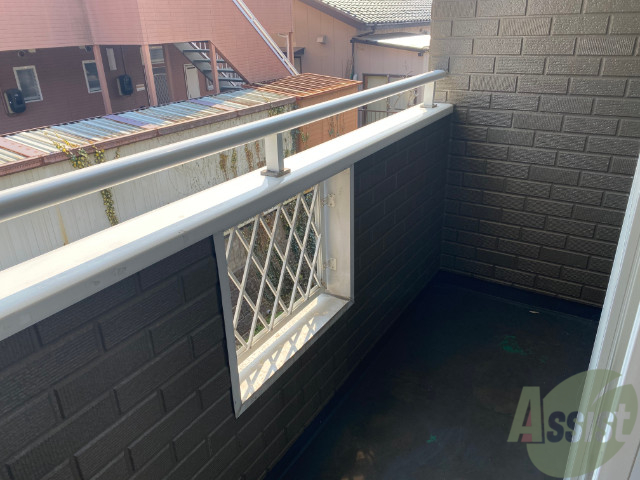 バルコニー　布団を干しても余裕のありそうな、広めのバルコニーです。