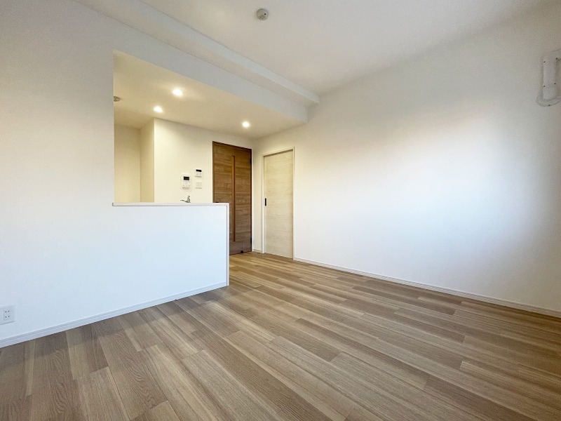 居室・リビング　カウンターキッチンの明るいリビングです