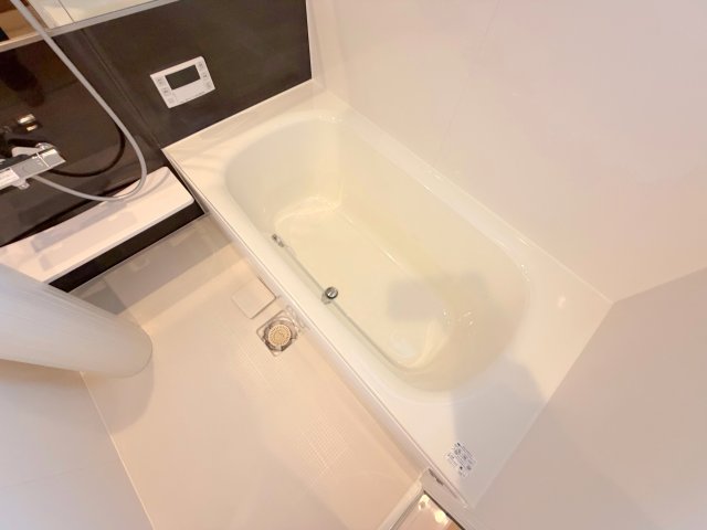 バス・シャワールーム　広めのお風呂は一日の疲れを癒してくれます。