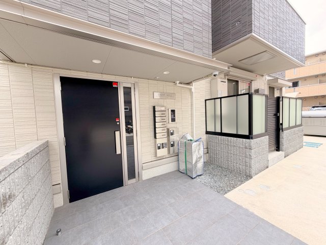 エントランス　オシャレなエントランスは安心のオートロック付きです。