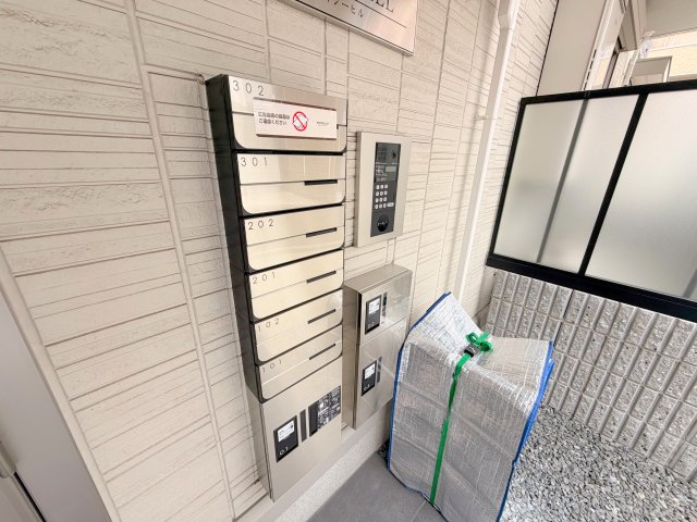 ロビー　ロビーにある各部屋毎のメールボックス。