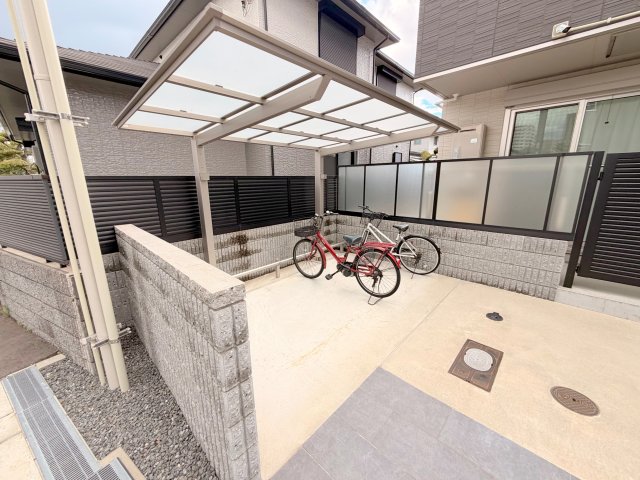 駐車場　敷地内には入居者専用の駐輪スペースもあります。