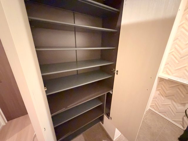 収納　大きいシューズボックスは靴がいっぱい入れれますね。