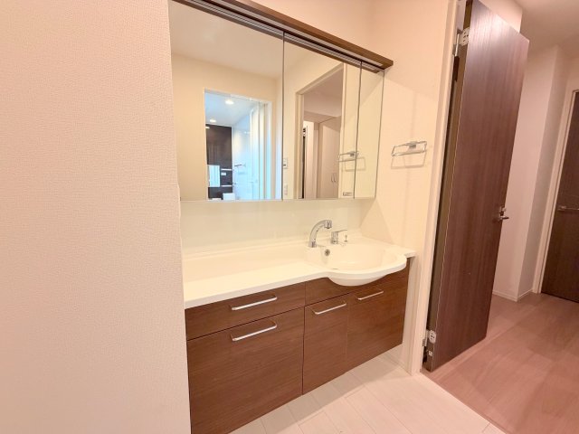 洗面設備　身支度が出来る独立洗面台です。