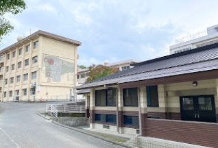 中学校　大分市立滝尾中学校（中学校）まで664m