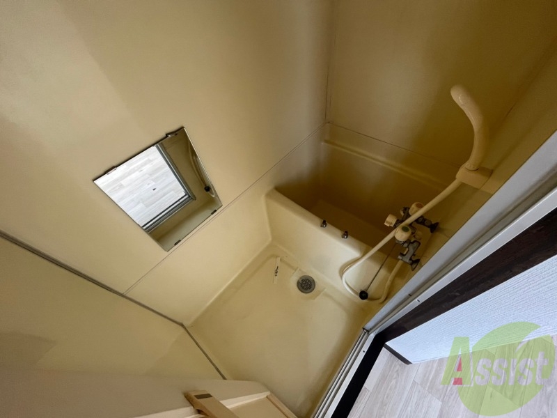 バス・シャワールーム　お風呂です。少し狭いですがシャワーするには十分ですね。