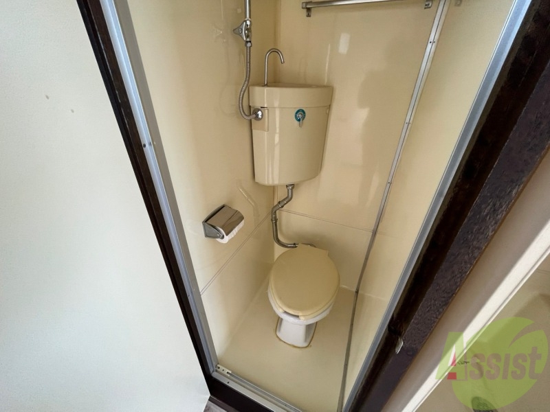 トイレ　ユニットバス内のトイレです。一人暮らしなら十分ですね。