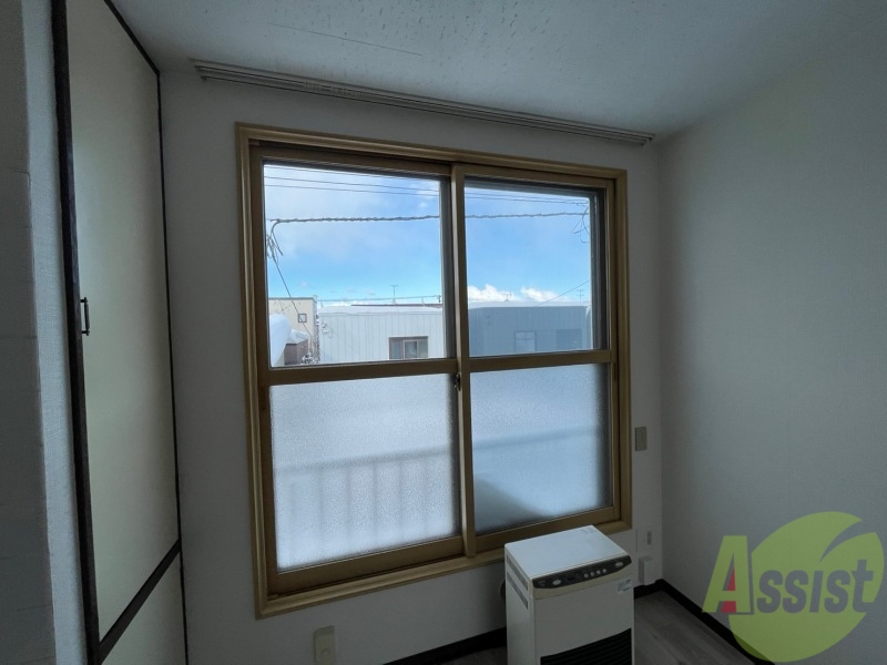 バルコニー　窓には安全対策の柵が付いているので安心ですね。