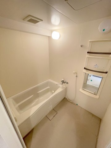 バス・シャワールーム　※同タイプの写真となり、実際のお部屋とは異なる場合があります