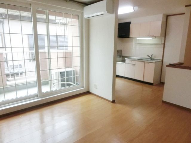 居室・リビング　窓が多く明るいお部屋です