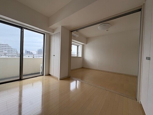 その他　手前：洋室１ 約５.０畳　奥：洋室 約６.１畳