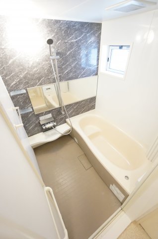 バス・シャワールーム　※反転タイプの写真です。