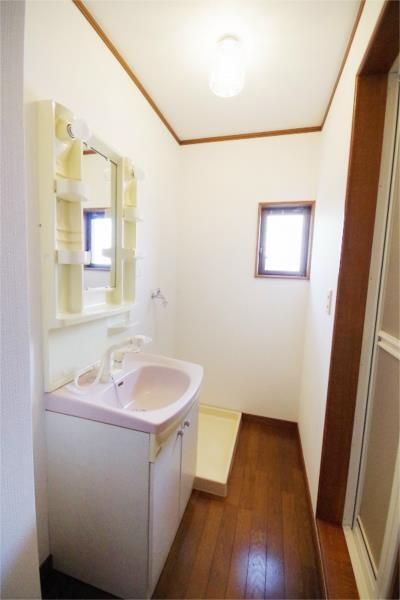 洗面設備　類似室内