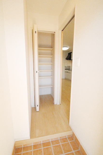 玄関　※写真は別号室のものですので現状優先とさせていただきます