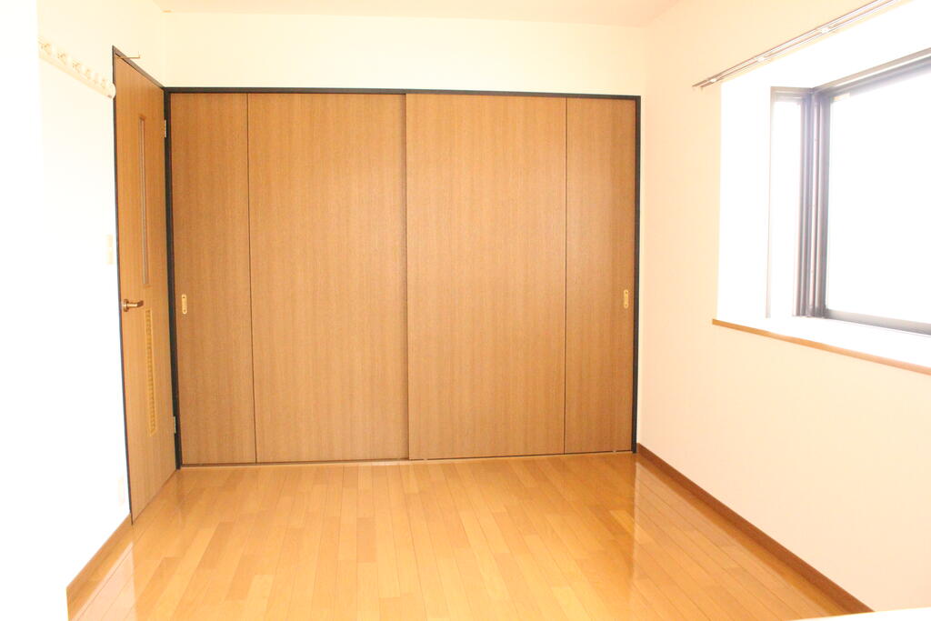 収納　６帖の洋室。角部屋