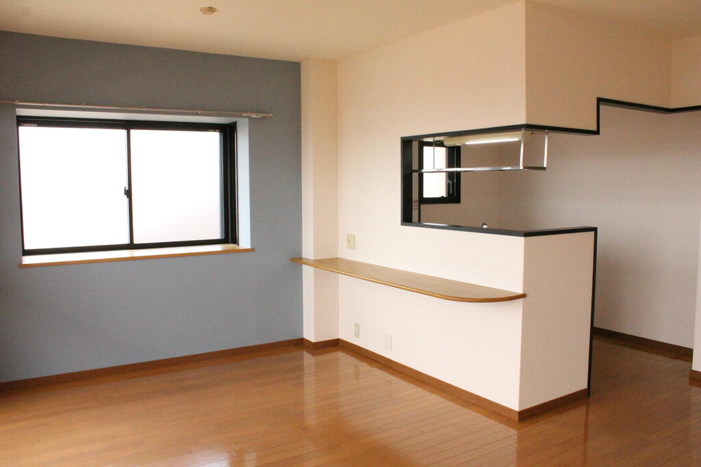 キッチン　人気の対面キッチン・角部屋で横窓有り