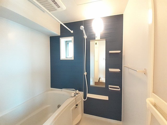 バス・シャワールーム　コンパクトで使いやすいお風呂です