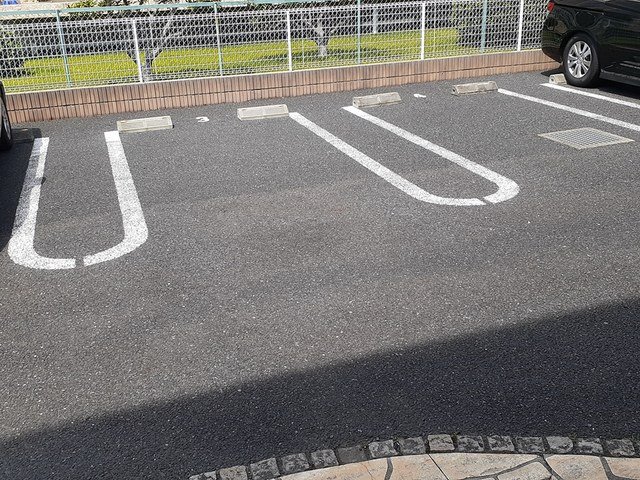 駐車場　駐車場があるので、車を買う予定の方も安心です